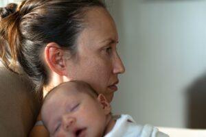 ibu yang kemurungan selepas bersalin akibat sindrom baby blues