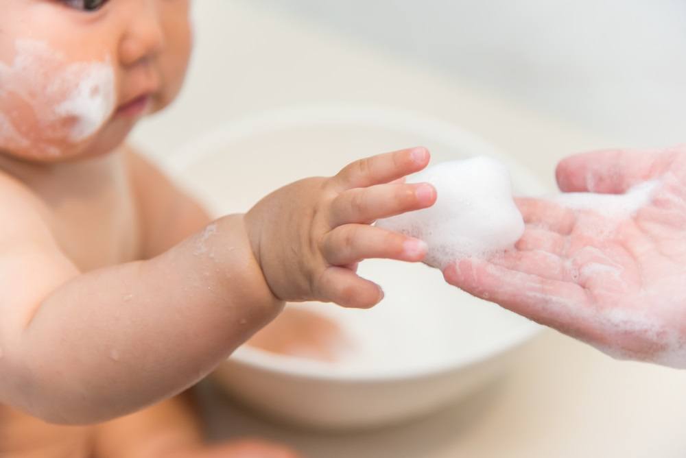 bersihkan muka bayi untuk elak bintik putih di muka bayi