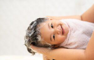 cara melebatkan rambut bayi syampu