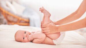 Teknik mengayuh untuk hilangkan kembung perut pada bayi