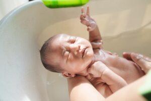 mandi air suam untuk atasi kulit mengelupas bayi